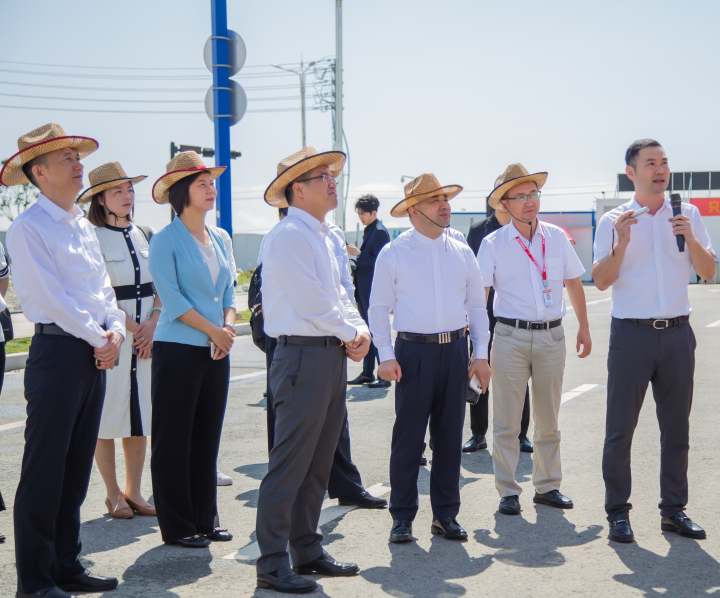 7月14日上午,平阳县委书记章寿禹(左四)在正威(平阳)长三角电子信息产业中心项目建设现场调研。 拍友 陈亮 摄.jpg