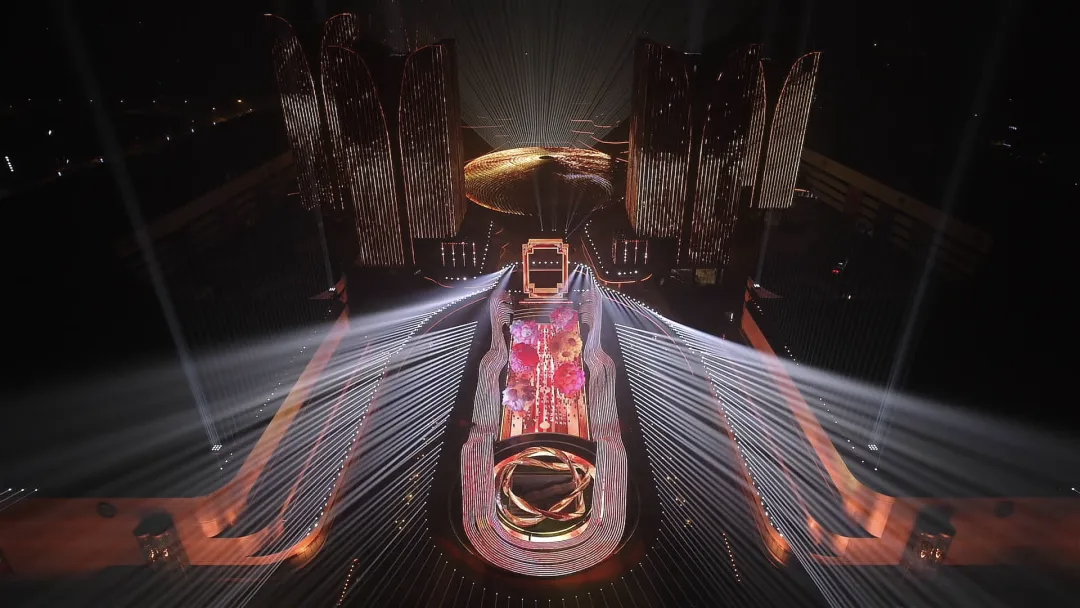 从数智光影到载人飞行，春晚绽放拱