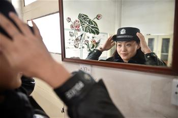 军嫂女警服务春运