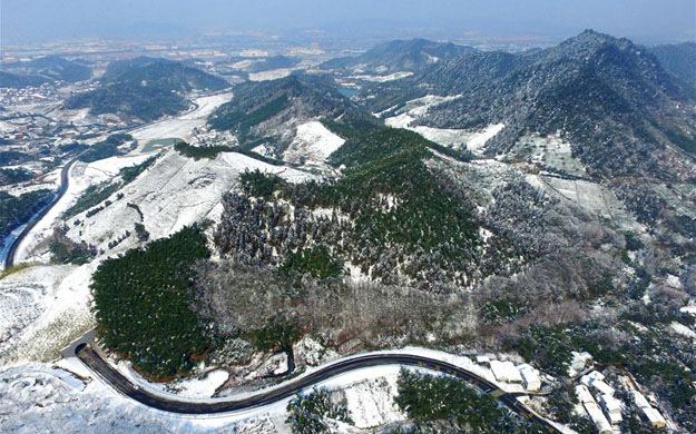 浙江安吉：“美丽乡村”雪后变身“童话世界”