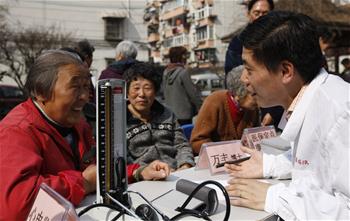 上海：社区志愿助老 践行雷锋精神