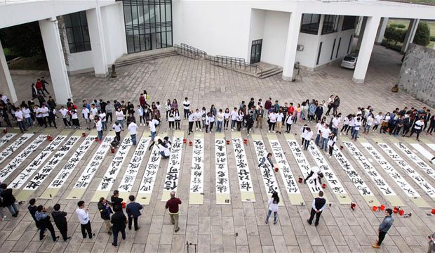 浙江绍兴：中外师生绍兴泼墨书写国学经典