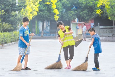 帅哥酷弟陪妈扫街晨光里