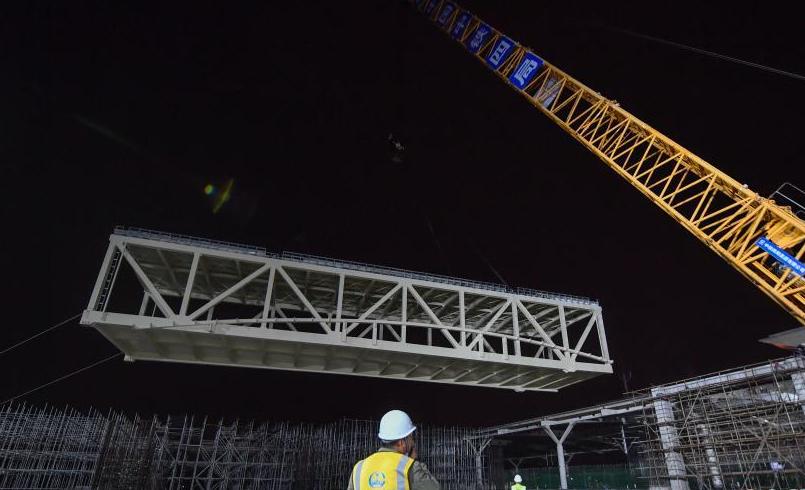 浙江：杭绍台铁路“大吨位”天桥整体吊装成功