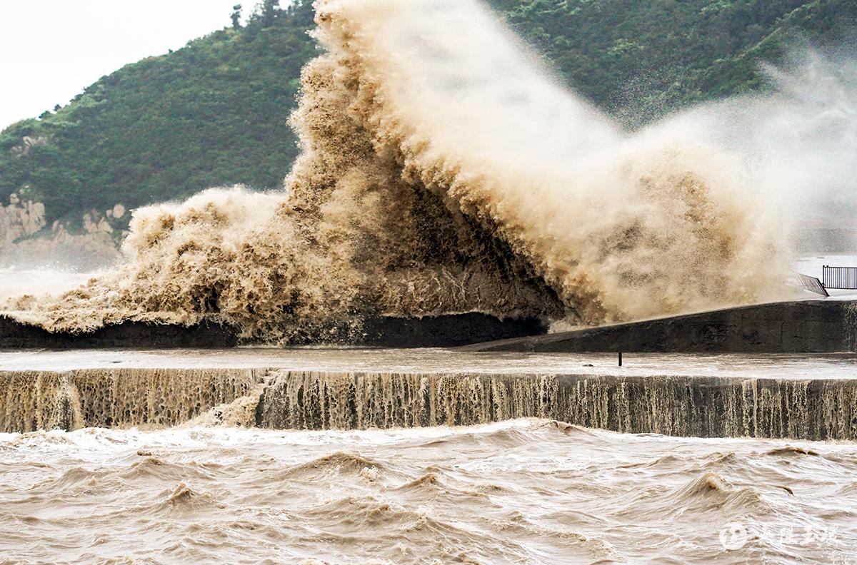 滚动丨7月23日11:28 浙江近岸海域已掀起四米大浪
