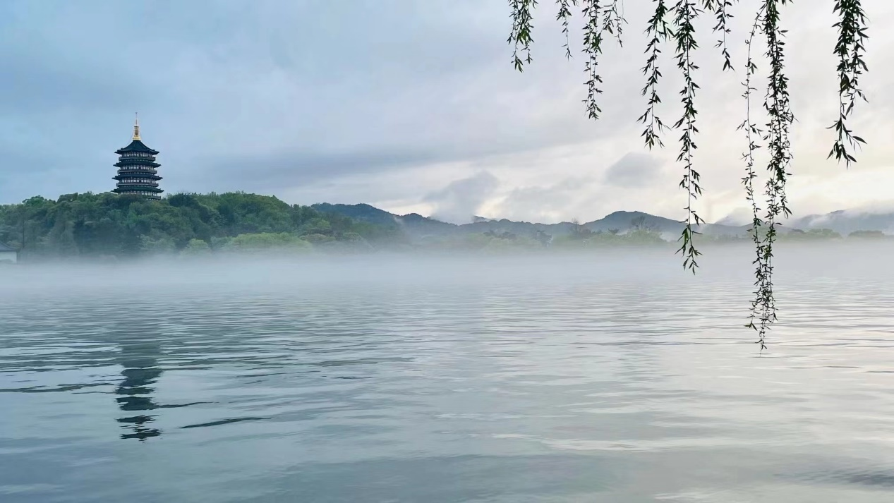雾中的杭州西湖有多美