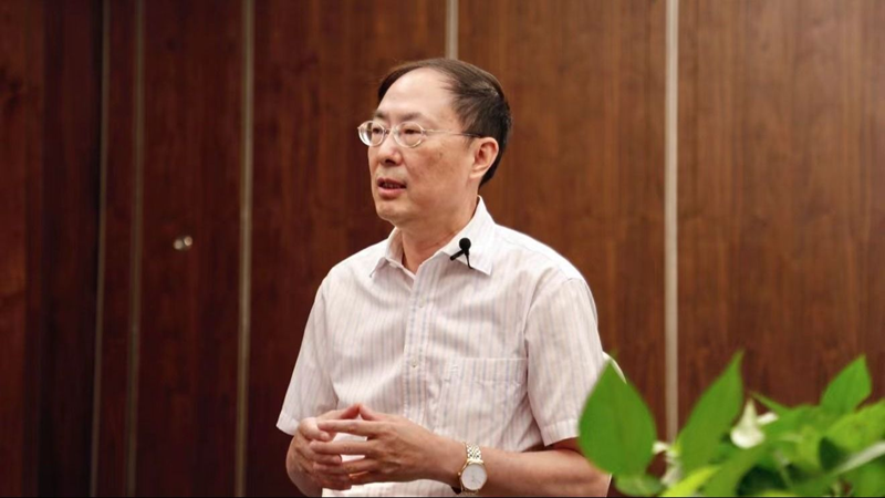 新华网：您认为，我国目前在海底探测与开采方面有哪些重点目标？作为沿海省份，浙江在海洋资源开发方面能做哪些贡献？