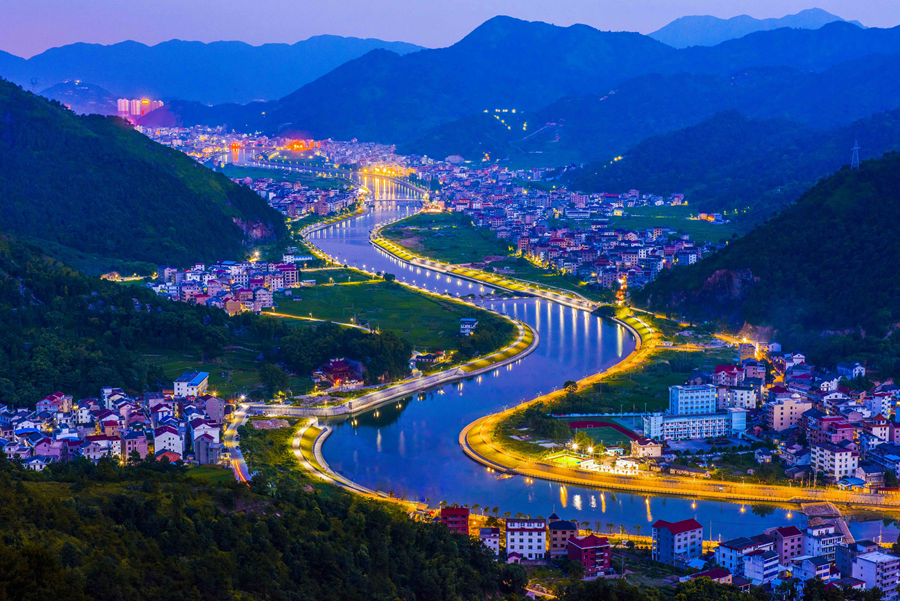 强化&ldquo;项目为王&rdquo;理念，以大项目促进大投资、推动大发展、展示大作为。