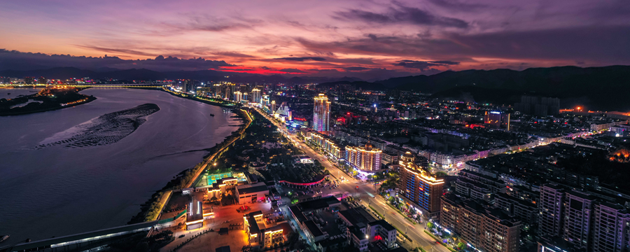 推动产业、生态、富裕三者齐头并进，全力做好&ldquo;强农业、美农村、富农民&rdquo;三篇文章。