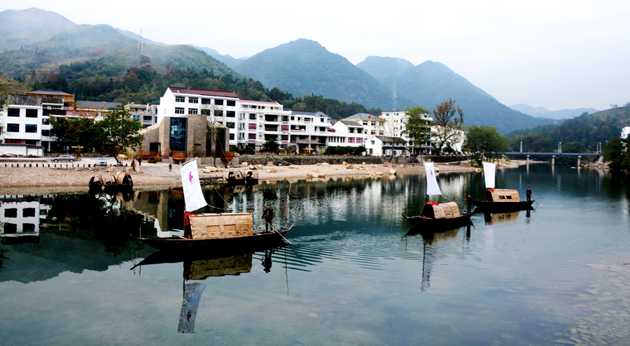 坚持&ldquo;文化+&rdquo;发展战略，弘扬传统文化、做大文化品牌、厚植文化底蕴，真正让文化成为发展的&ldquo;硬支撑&rdquo;。