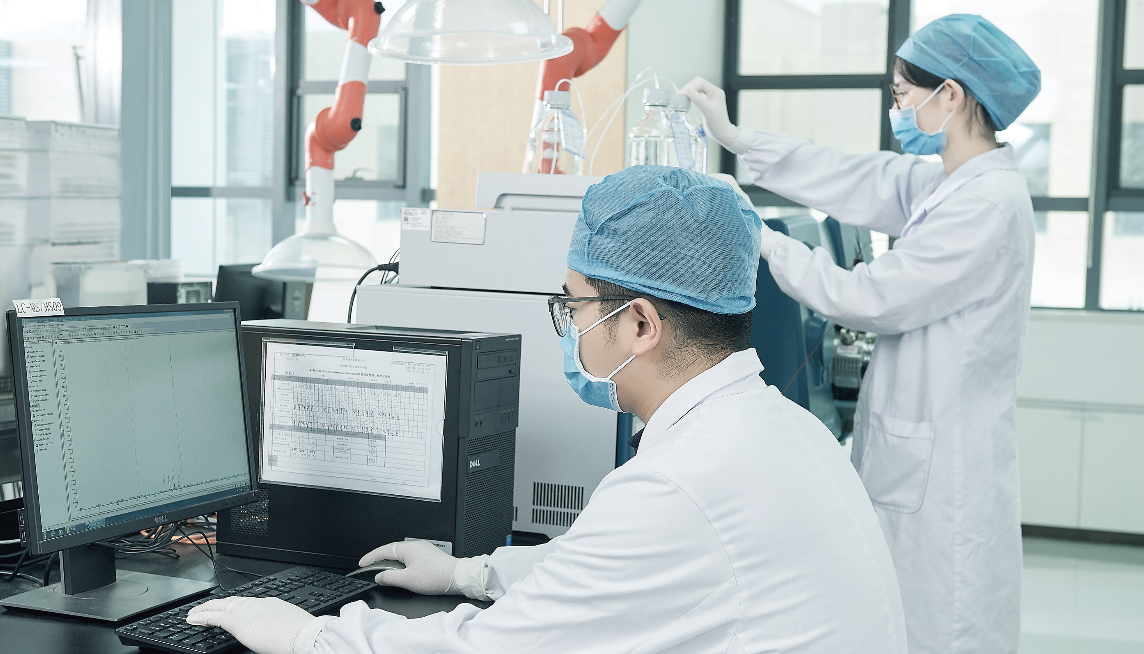 要建立各类科研机构、高校与企业之间的人才共享机制。