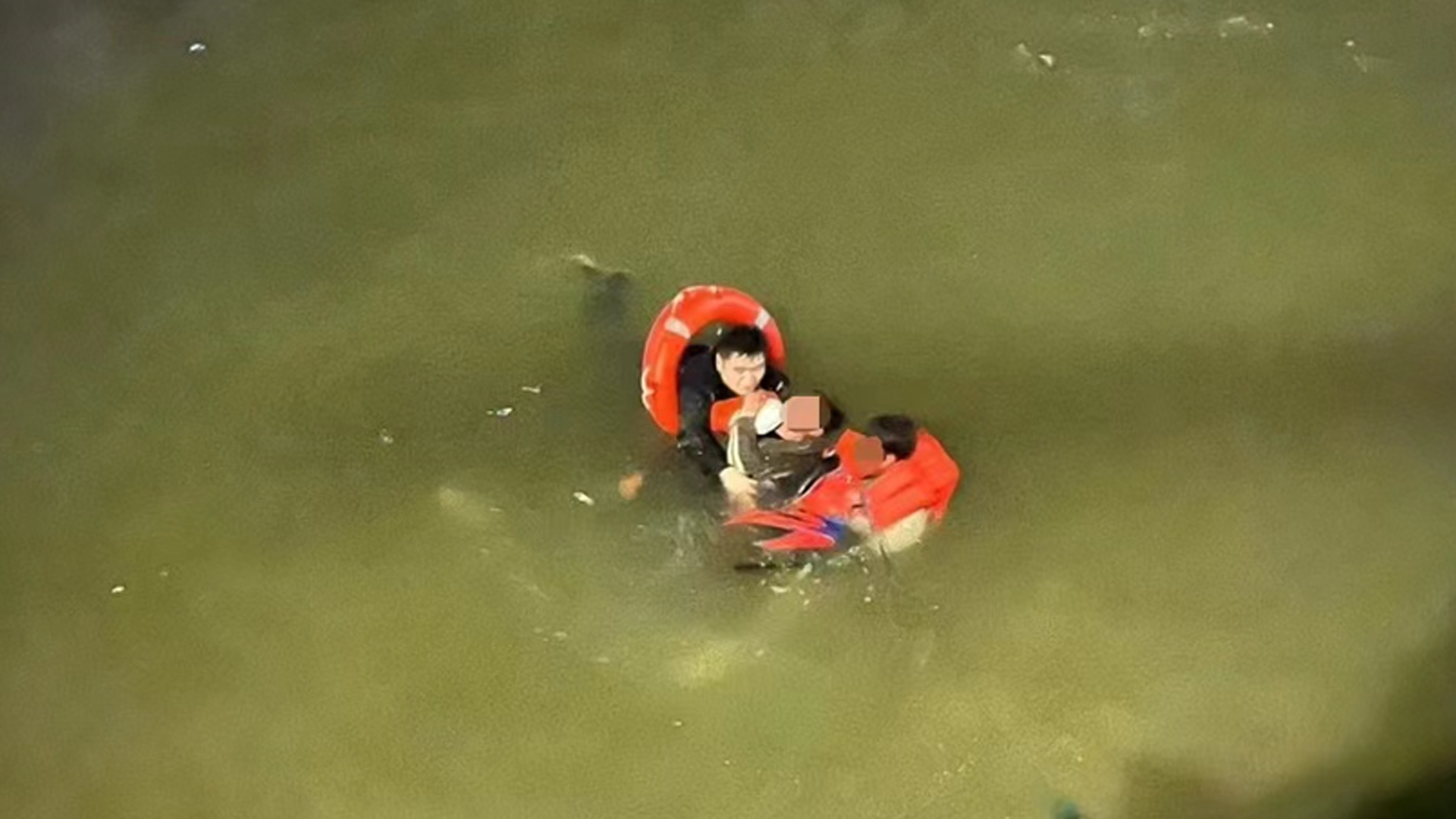 微观浙江丨1℃跳河救人 民警上演“生死救援”