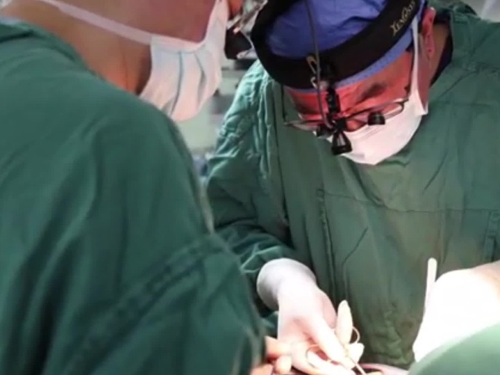 这台人工心脏植入手术，刷新国内两项纪录