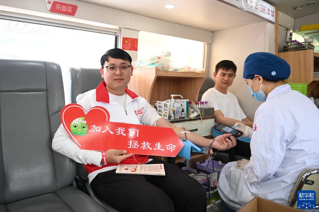 杭州：城市建设者踊跃参加无偿献血