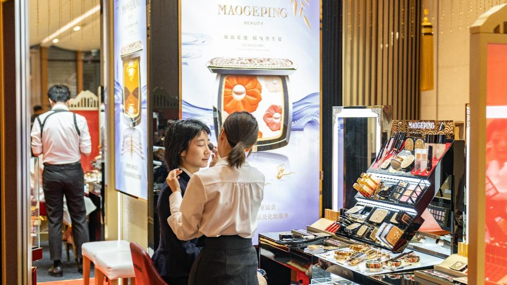 真正考验我们的是如何在短时间内高效地完成这项任务，如何在正式演出时，按时保质地完成化妆工作。