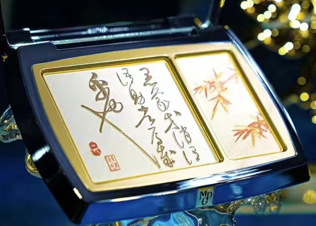 把中国文化跟现代时尚融合起来，让更多消费者在使用过程中感受到东方之美。